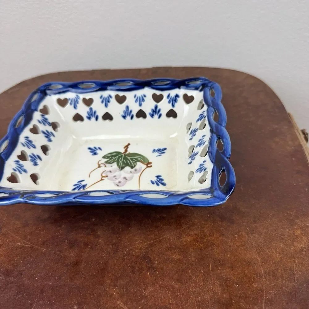 Unmarked ceramic catch